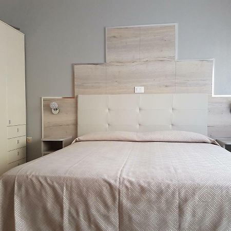 Albergo Paris ซอตโตมารีนา ภายนอก รูปภาพ