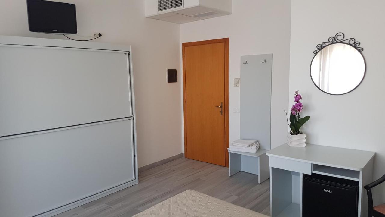 Albergo Paris ซอตโตมารีนา ภายนอก รูปภาพ