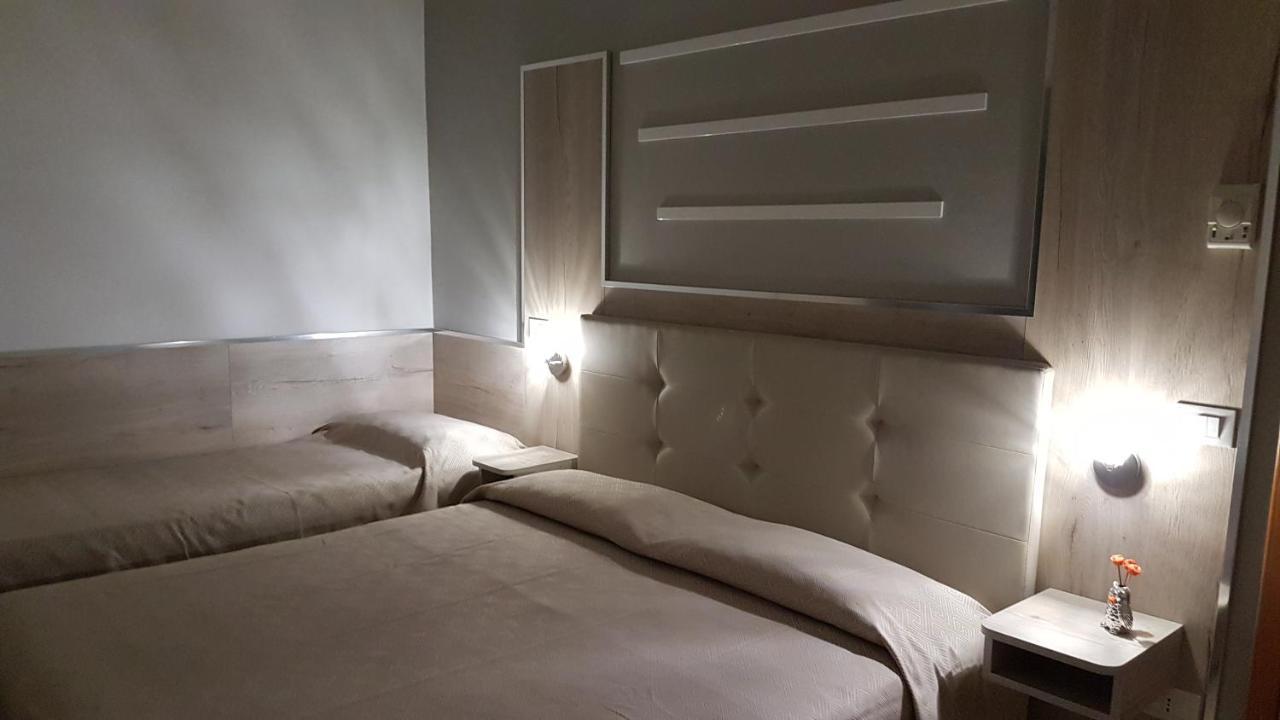 Albergo Paris ซอตโตมารีนา ภายนอก รูปภาพ