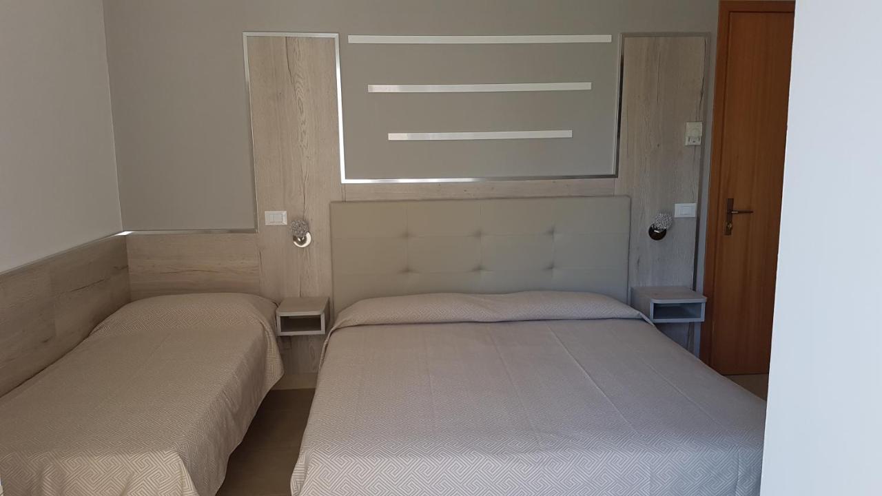 Albergo Paris ซอตโตมารีนา ภายนอก รูปภาพ